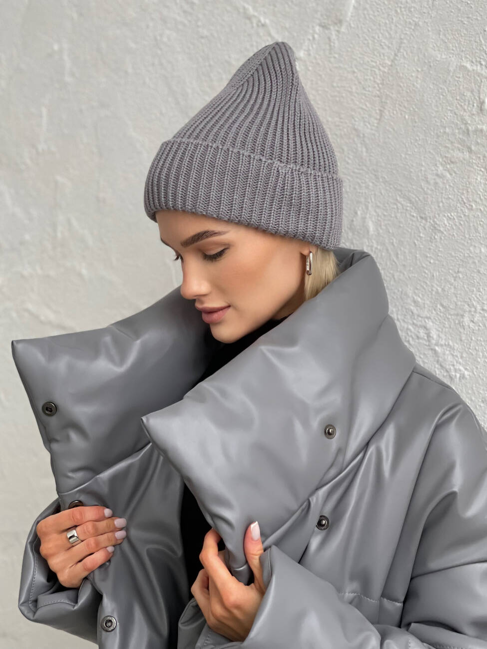 Безшовна бавовняна шапка Fashion у рубчик сірого кольору