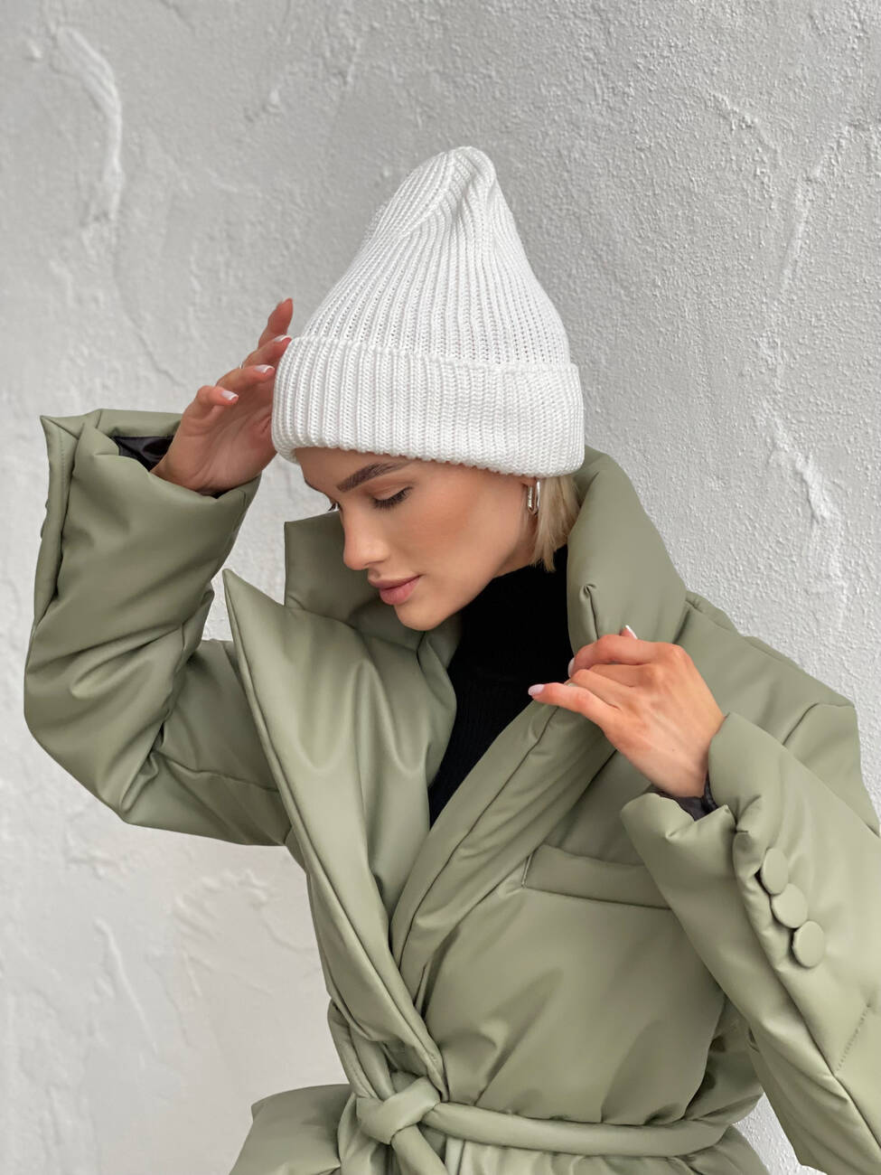 Безшовна бавовняна шапка Fashion у рубчик білого кольору