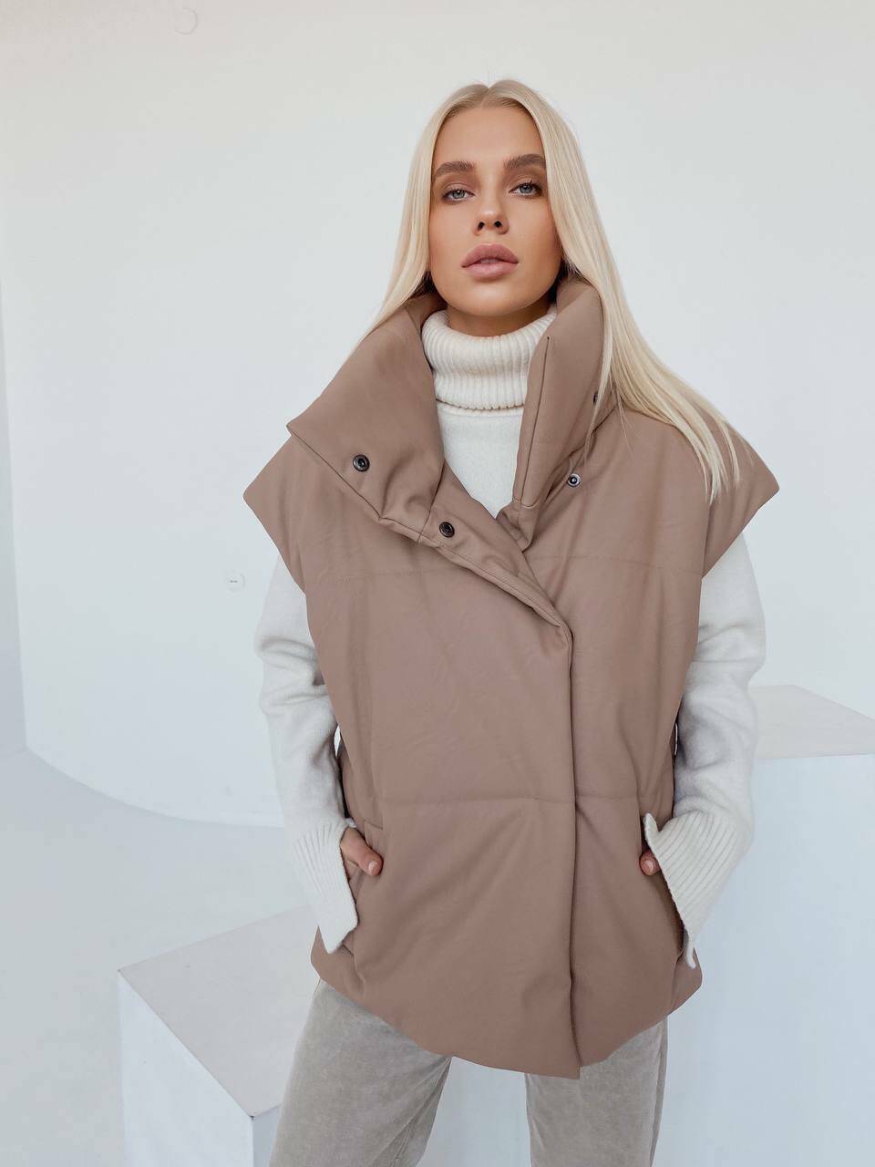 Жилет Desing з екошкіри бежевого кольору